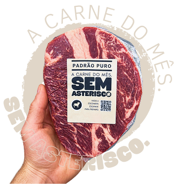 Mão segurando uma peça de carne embalada com o selo Padrão Puro