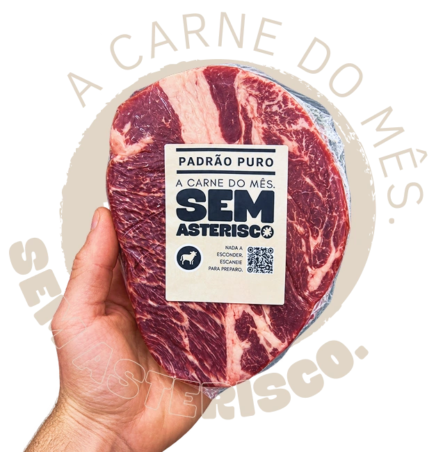 Mão segurando uma peça de carne embalada com o selo Padrão Puro